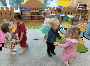 Tańce w parach i w kole.