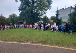 Dzieci w miejscu zbiórki ewakuacyjnej.