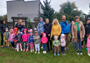 Dzieci w miejscu zbiórki ewakuacyjnej.