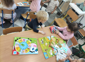 Zajęcia edukacyjne - układamy układanki, czytamy książeczki.