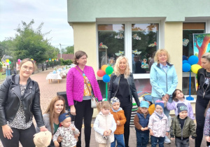 Zabawy na świeżym powietrzu przy muzyce.