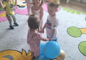 Dzieci tańczą na urodzinowej imprezie.