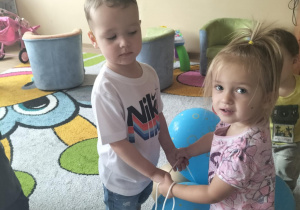 Dzieci tańczą na urodzinowej imprezie.