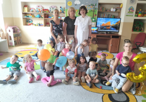 Zdjęcie grupowe z jubilatem.