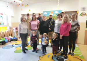 Panie z dziećmi na zdjęciu ze strażakami.