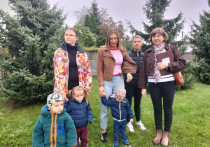 Panie z dziećmi na placu zbiórki.