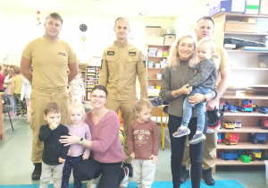 Zdjęcie grupowe z strażakami.