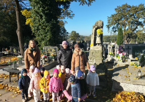 Dzieci na cmentarzu przy pomniku.