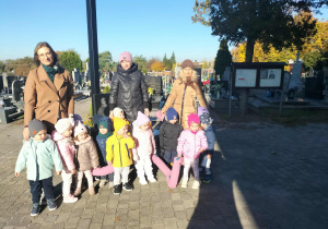 Dzieci na cmentarzu.