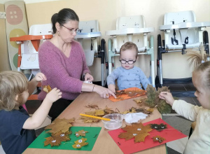 Praca plastyczna z liści.