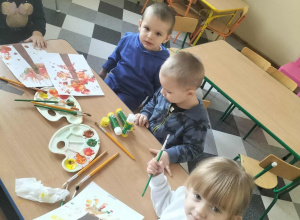 Malujemy rączkami drzewa.