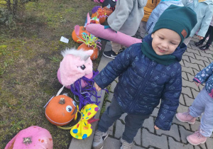 Dzieci z dyniowymi wytworami.