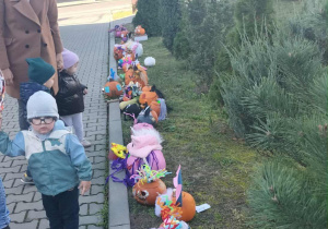 Dzieci z dyniowymi wytworami.