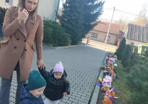 Dzieci z dyniowymi wytworami.