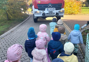 Dzieci i wóz strażacki.