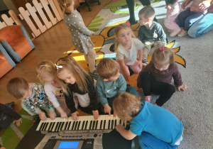 Dzieci grają na klawiszach.