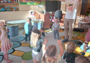 Dzieci tańczą z Panem Marcinem.