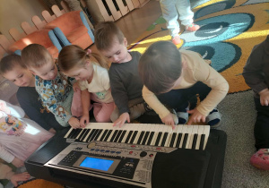 Dzieci grają na klawiszach.