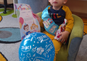 Jubilat z balonami i koroną.