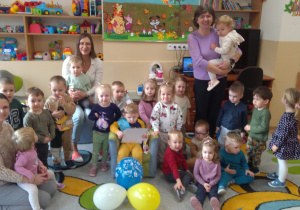 Zdjęcie grupowe z jubilatem.