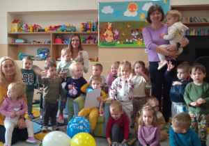 Zdjęcie grupowe z jubilatem.