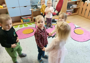 Jubilat tańczy z koleżanką.