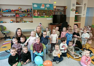 Zdjęcie grupowe z jubilatem.