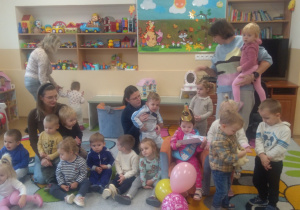 Zdjęcie grupowe z jubilatką.