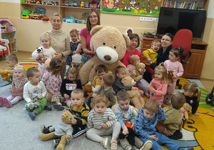 Zdjęcie grupowe z misiami.