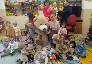 Zdjęcie grupowe z misiami.