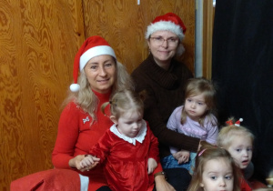 Zdjęcie grupowe na przedstawieniu mikołajkowym.