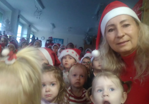 Zdjęcie grupowe na przedstawieniu mikołajkowym.