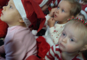 Zdjęcie grupowe na przedstawieniu mikołajkowym.