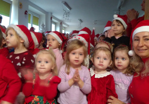 Zdjęcie grupowe na przedstawieniu mikołajkowym.