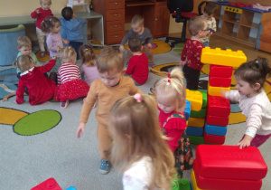 Dzieci bawią się prezentem od Mikołaja.