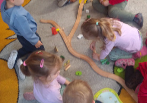 Dzieci bawią się prezentem od Mikołaja.