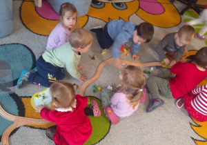 Dzieci bawią się prezentem od Mikołaja.