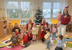 Zdjęcie grupowe podczas mikołajków.