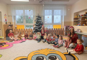 Zdjęcie grupowe podczas mikołajków.