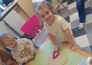 Dzieci dekorują pierniki.