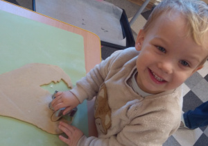 Dziecko dekoruje piernika.