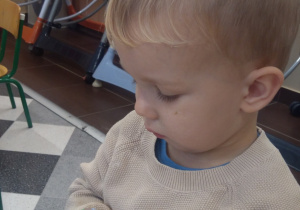 Dziecko dekoruje piernika.