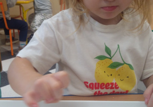 Dzieci dekorują pierniki.