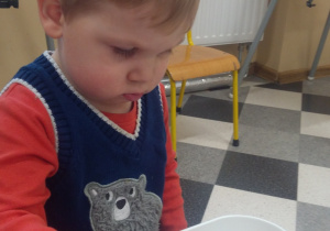 Dzieci dekorują pierniki.