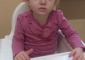 Dzieci dekorują pierniki.