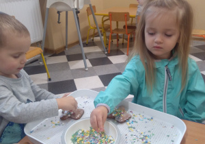 Dzieci dekorują pierniki.