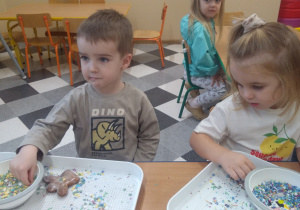 Dzieci dekorują pierniki.