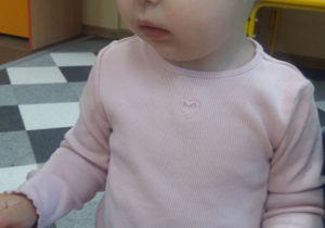 Dziecko dekoruje piernika.