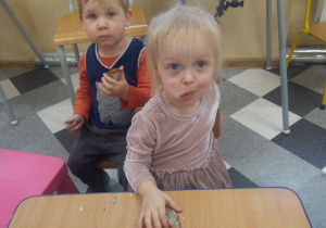 Dzieci jedzą pierniczki.