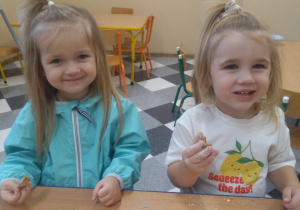 Dziewczynki jedzą pierniczki.